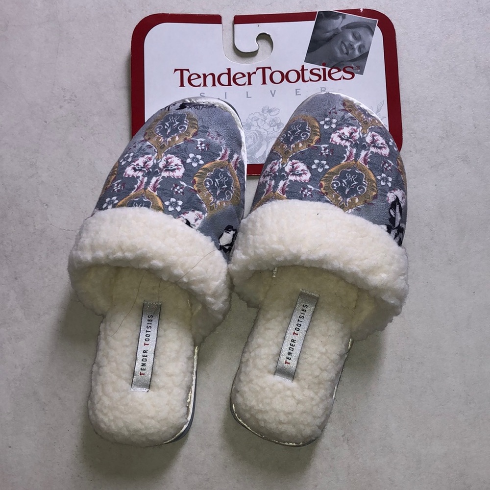 Tender Tootsies slipper. Size M.